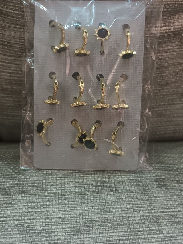Pendientes Dorados y negro.