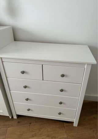 Cómoda blanca de madera