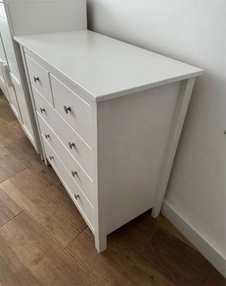 Cómoda blanca de madera