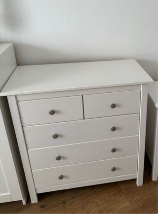 Cómoda blanca de madera