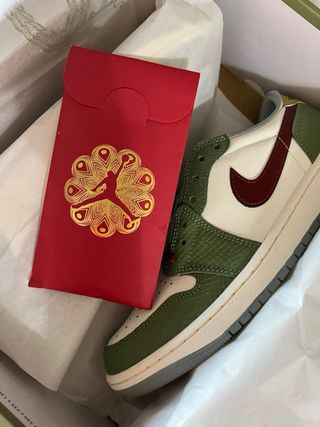 Jordan 1 Low Years Dragon 2024. Talla 43
