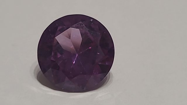 Pietra viola taglio brillante probabile ametista