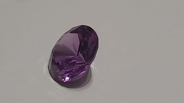 Pietra viola taglio brillante probabile ametista