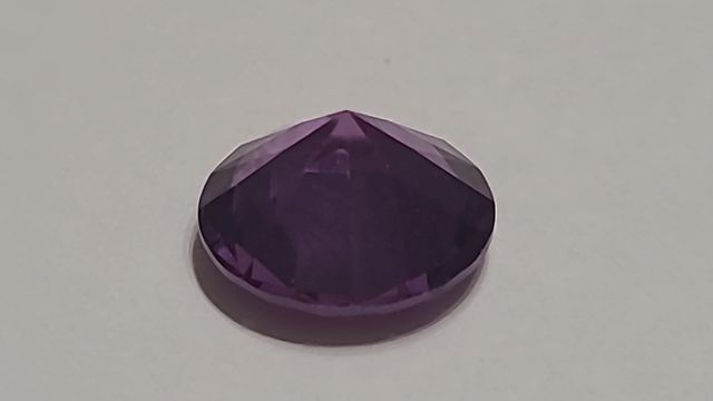 Pietra viola taglio brillante probabile ametista