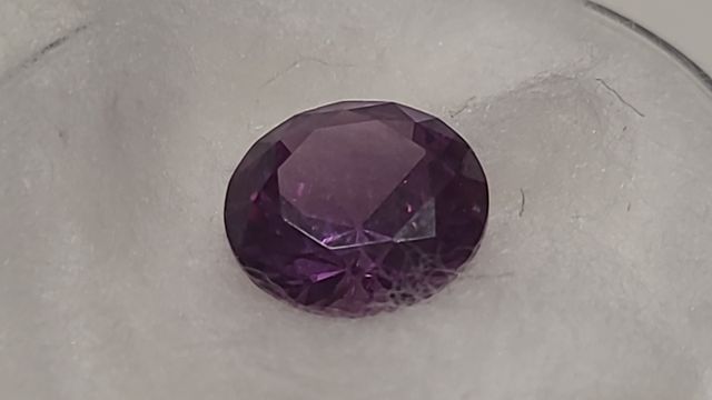 Pietra viola taglio brillante probabile ametista
