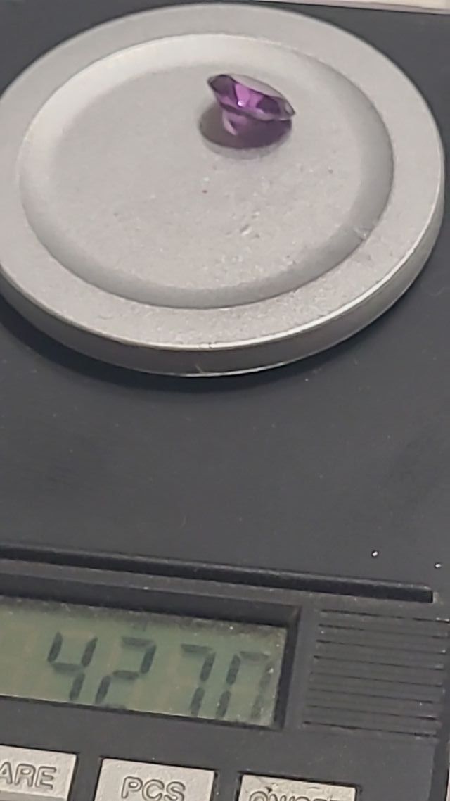Pietra viola taglio brillante probabile ametista