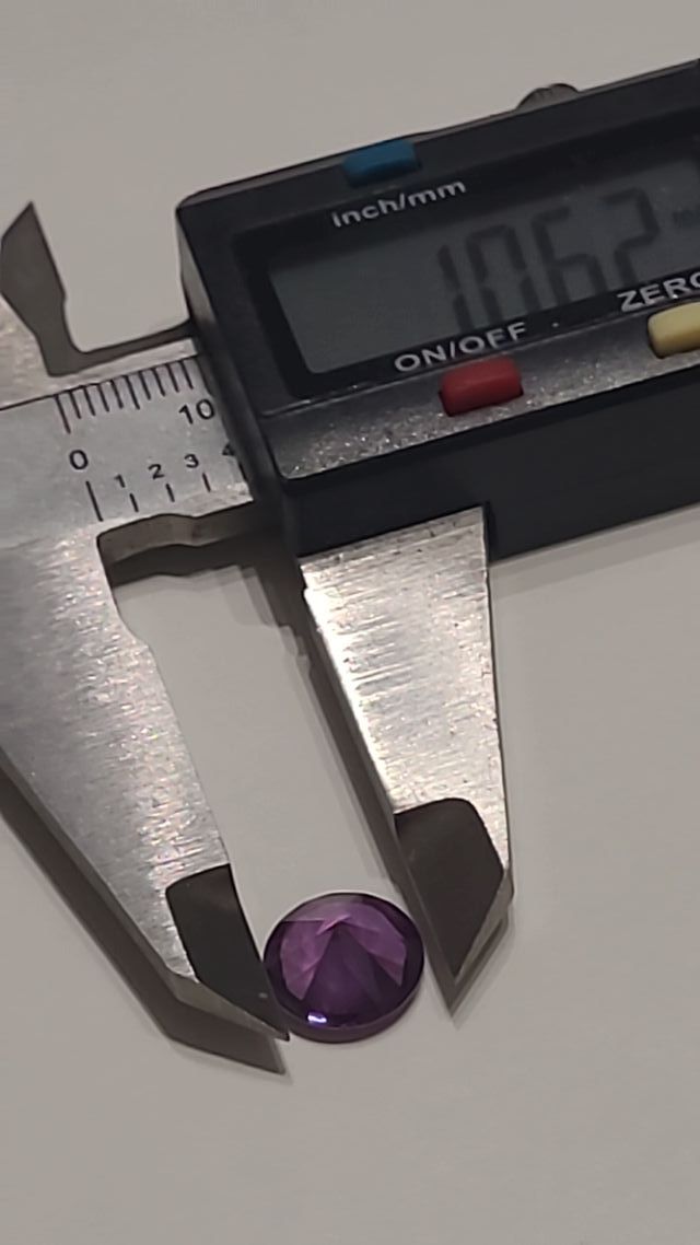 Pietra viola taglio brillante probabile ametista