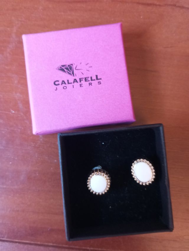 Pendientes de farmacia dorados y blancos