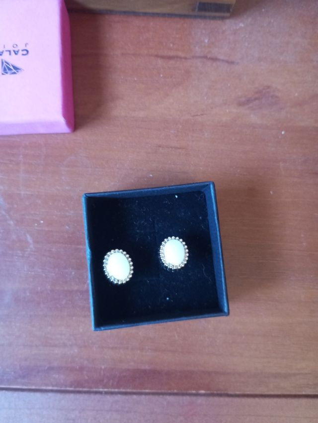 Pendientes de farmacia dorados y blancos