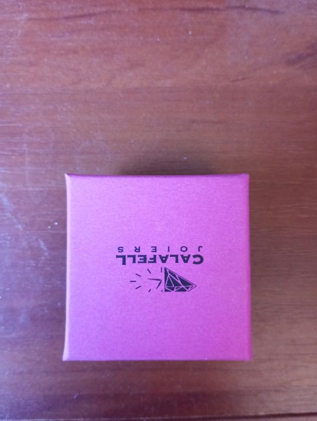 Pendientes de farmacia dorados y blancos