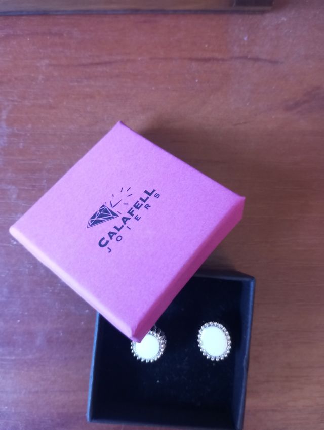 Pendientes de farmacia dorados y blancos