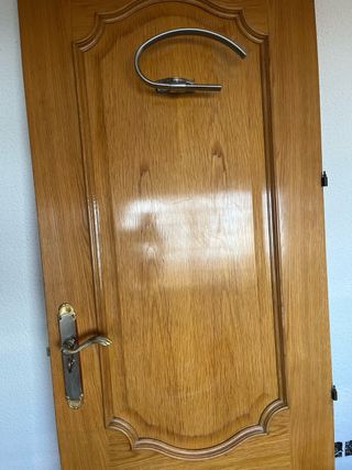Puerta de roble con manilla dorada