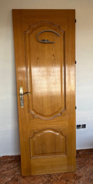 Puerta de roble con manilla dorada