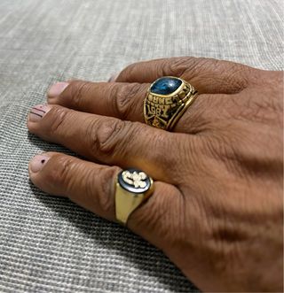 Anillo de oro 18k con letra A y piedra negra 