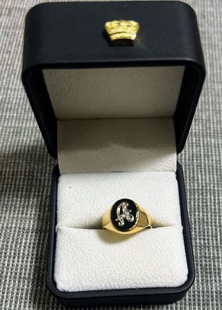 Anillo de oro 18k con letra A y piedra negra 