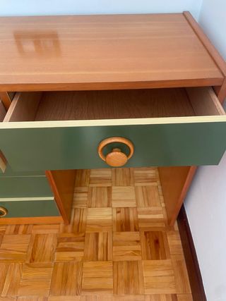 Escritorio de madera verde y marrón
