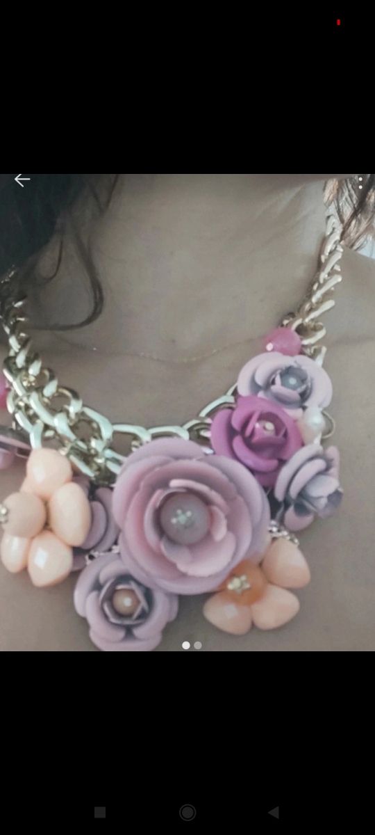 Collar dorado con flores rosas