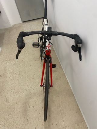 Bicicleta de carretera wilier blanca y roja 