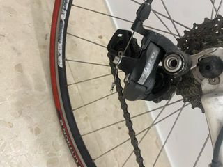 Bicicleta de carretera wilier blanca y roja 