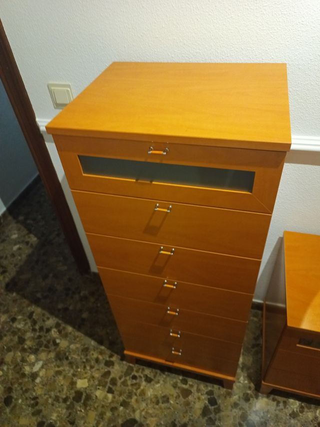 Cajonera de madera con cristal