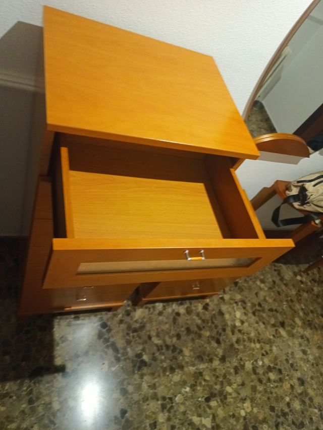 Cajonera de madera con cristal