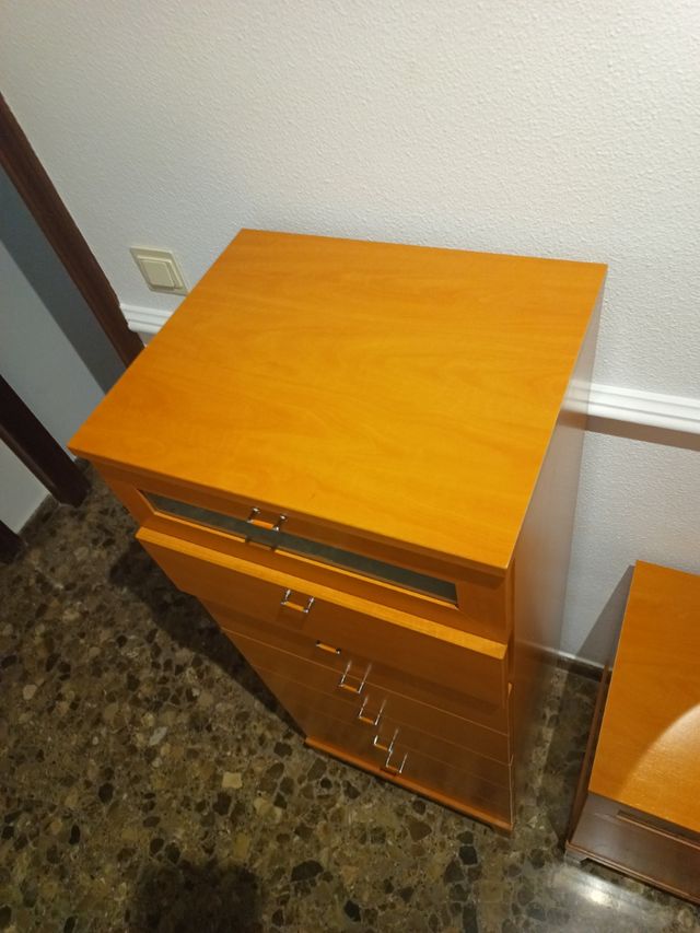 Cajonera de madera con cristal