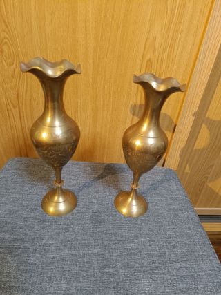 Jarras de bronze decoradas