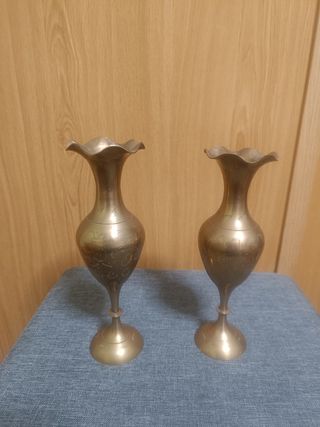 Jarras de bronze decoradas