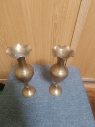 Jarras de bronze decoradas