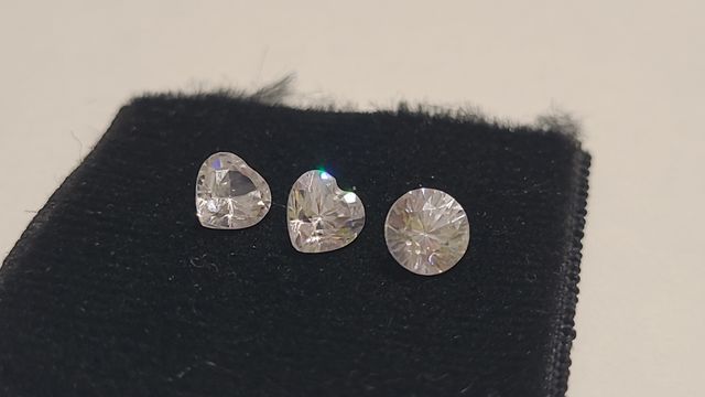 Pietre brillanti a forma di cuore e rotonde