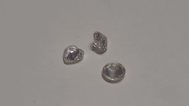 Pietre brillanti a forma di cuore e rotonde