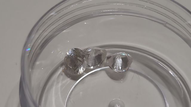 Pietre brillanti a forma di cuore e rotonde