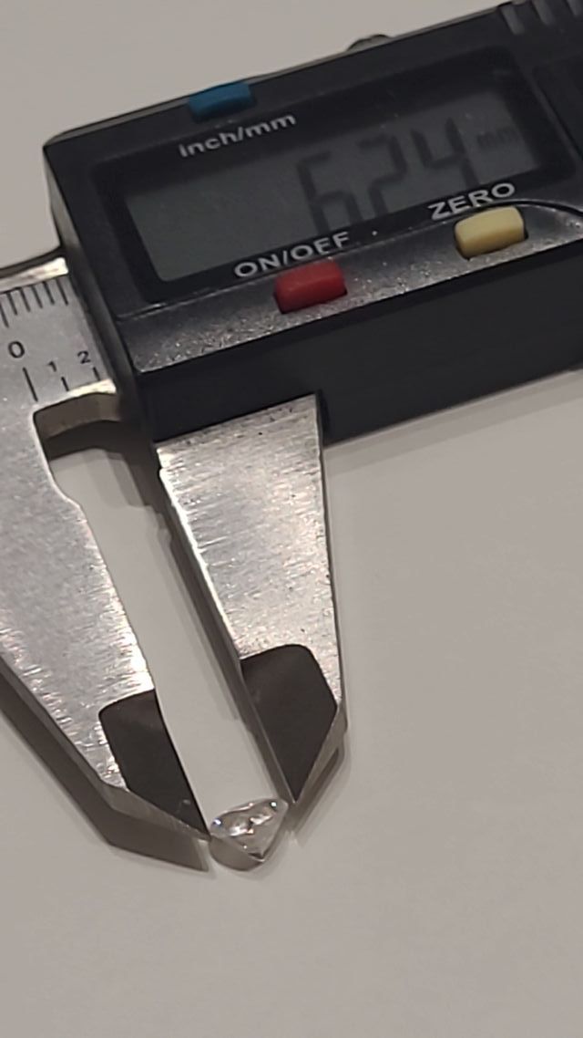 Pietre brillanti a forma di cuore e rotonde