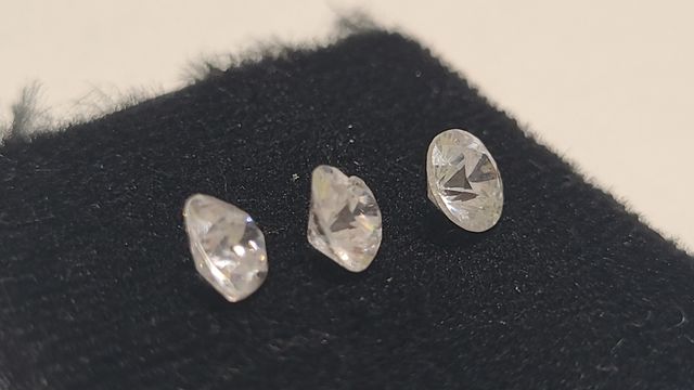 Pietre brillanti a forma di cuore e rotonde