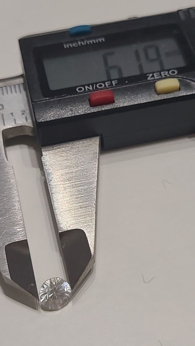 Pietre brillanti a forma di cuore e rotonde