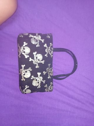 Bolso de mano con calaveras