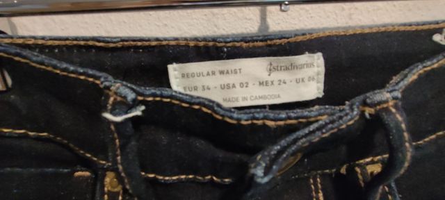 Vaqueros Stradivarius azul oscuro