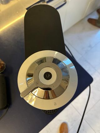 Cafetera Nespresso Vertuo Next beige