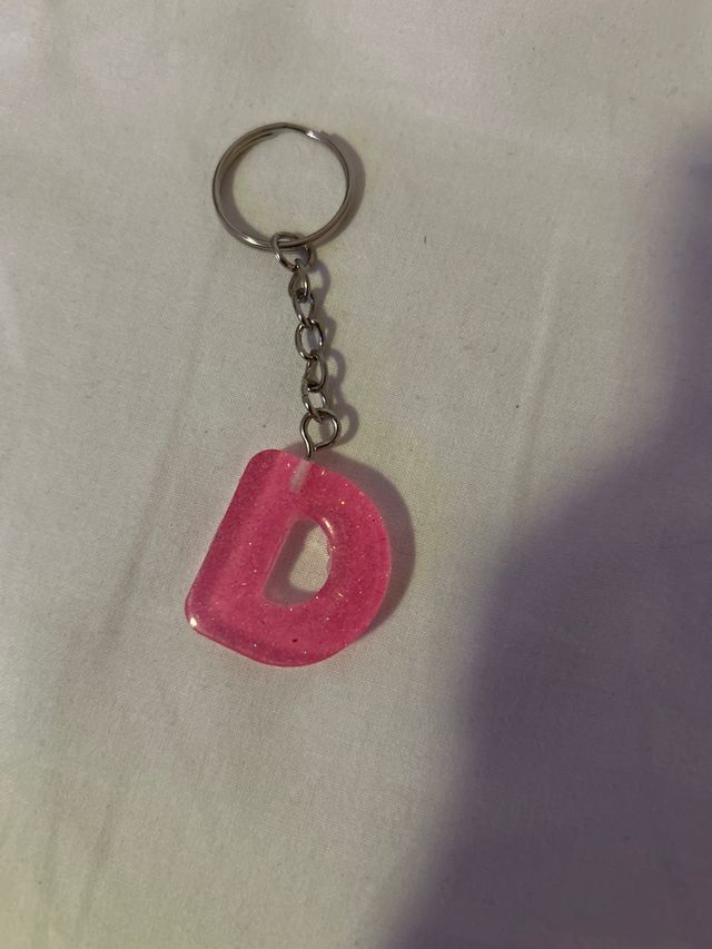 Portachiavi lettera D resina glitterata rosa