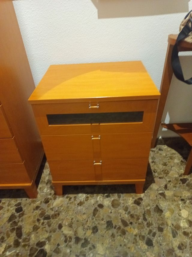 Mesita de noche cajonera de madera