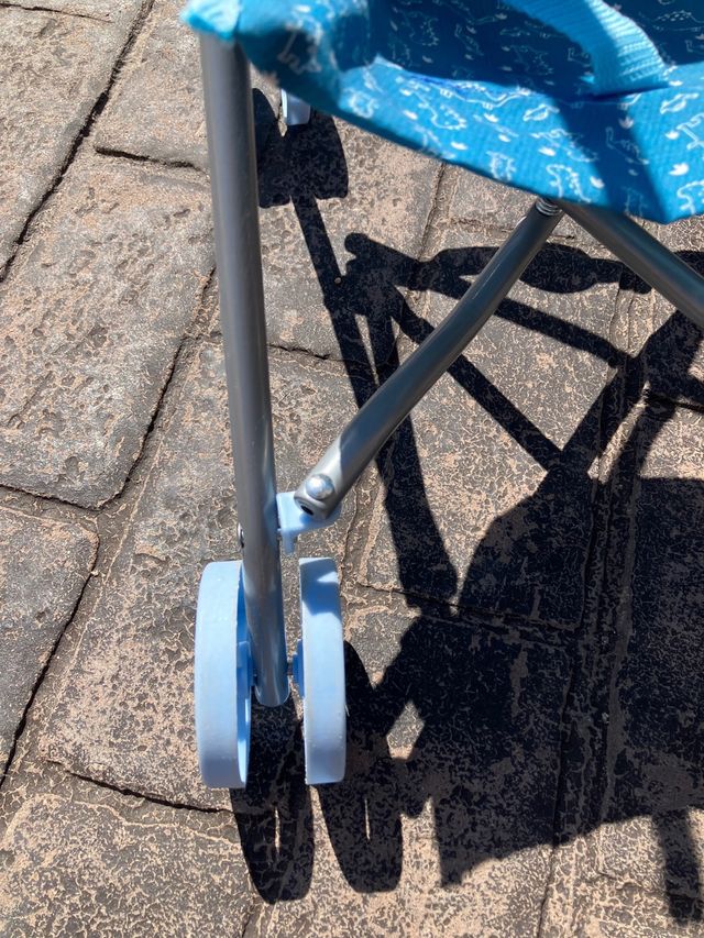 Silla de muñeco azul y gris