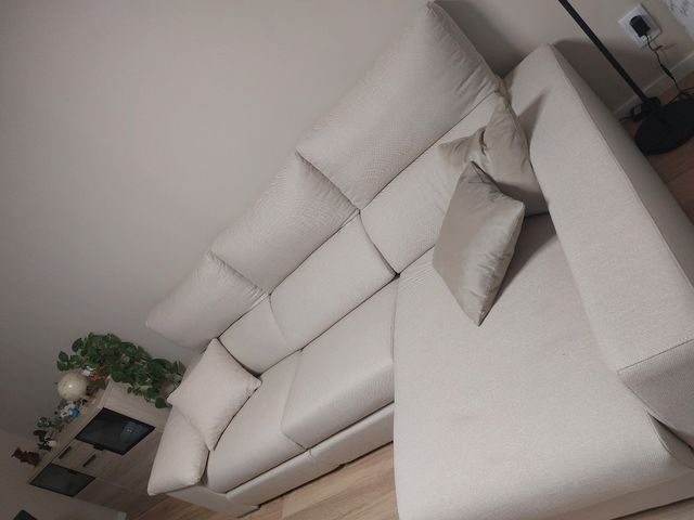 Sofá beige de tela, 6 meses de uso, buen estado