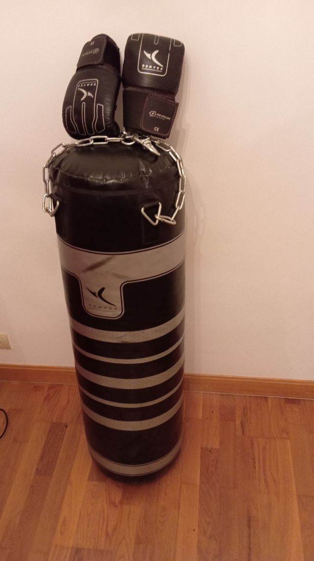 Saco de boxeo, guantes y cadena.
1 metro de alto.