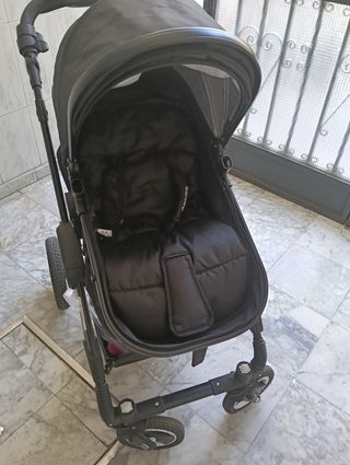 Carrito de bebé negro 3 en 1.