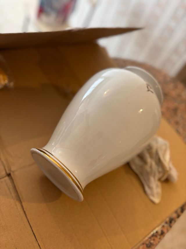 Jarrón de porcelana con mariposas doradas