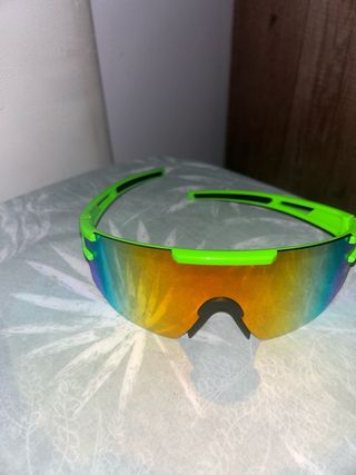 Gafas de sol verdes y multicolor