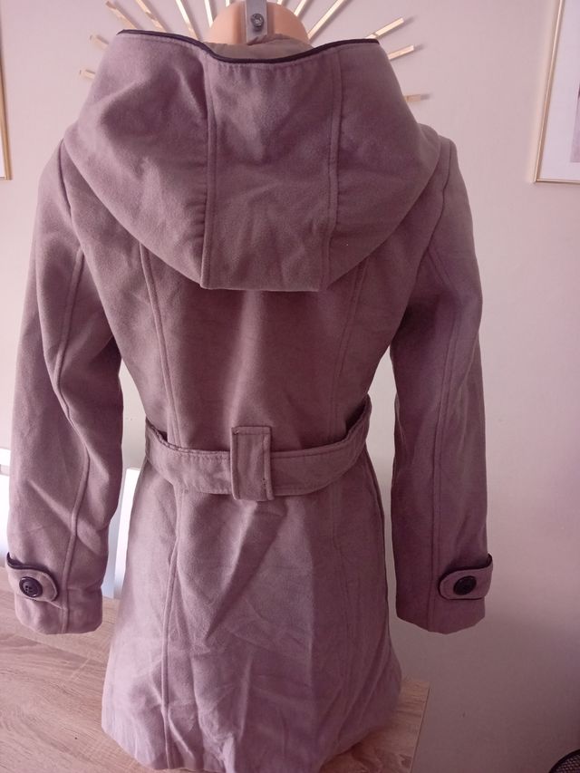 Abrigo gris con capucha