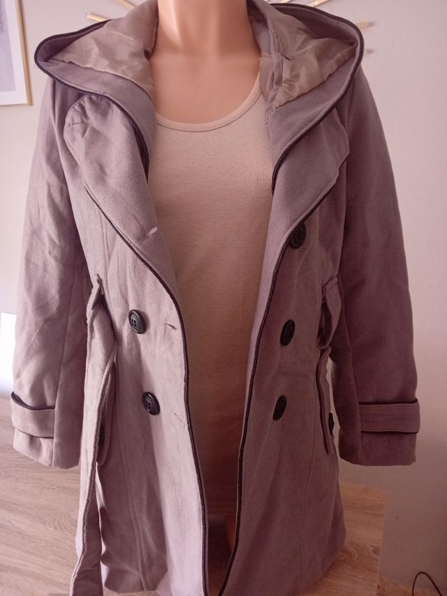 Abrigo gris con capucha