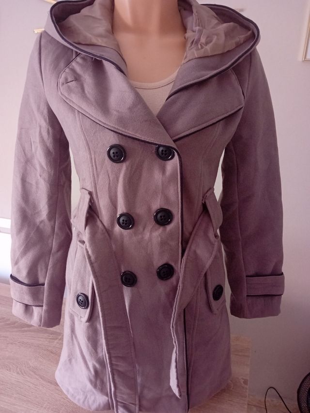 Abrigo gris con capucha