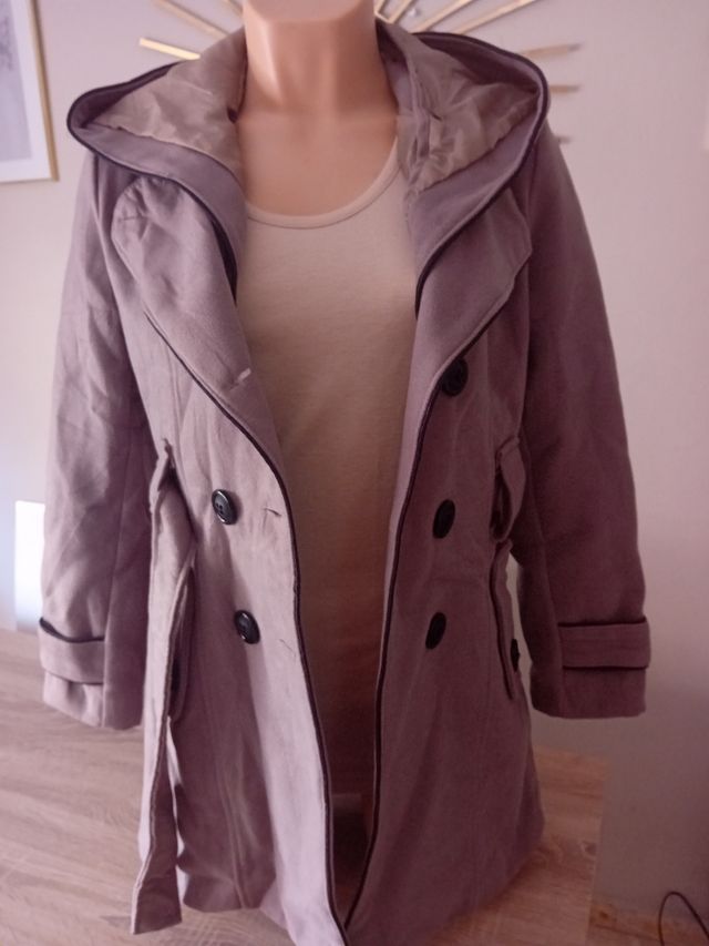 Abrigo gris con capucha